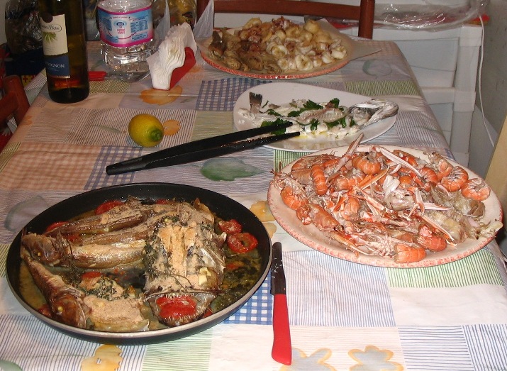 Piatti con diversi tipi di pesce - 2010 012